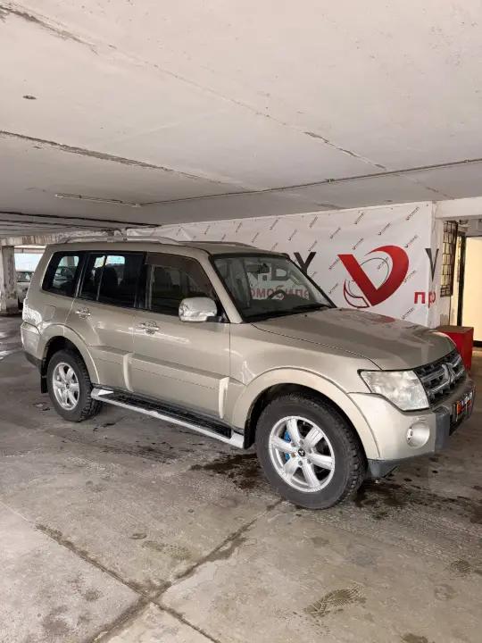 MITSUBISHI PAJERO